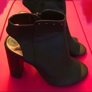 NWT stylish Open toe boots